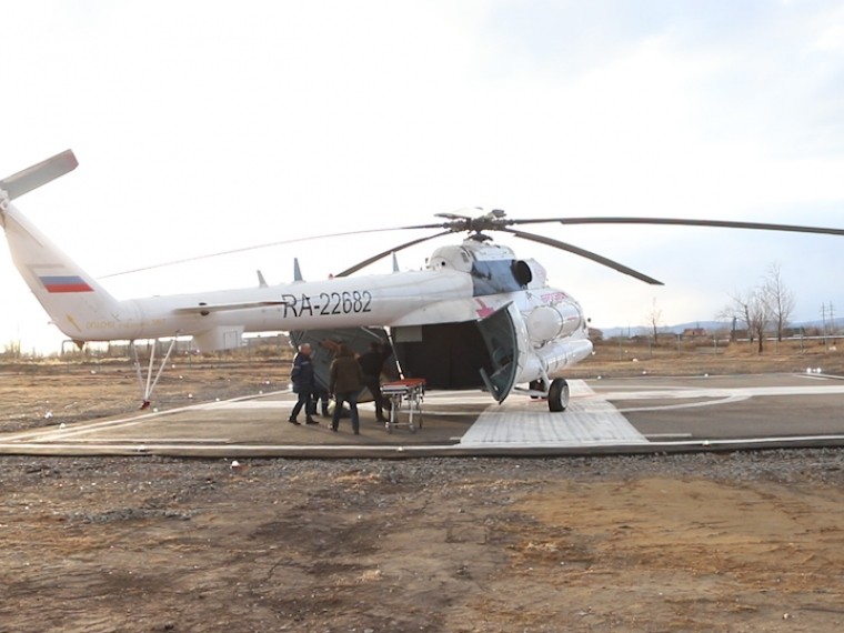 Видео: Вертолет с пострадавшими в ДТП в Забайкалье подростками прибыл в Читу