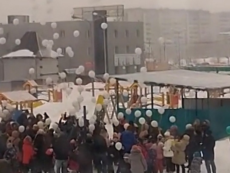 Сотни тысяч белых шаров взлетели в небо в память о погибших жителях Кемерово