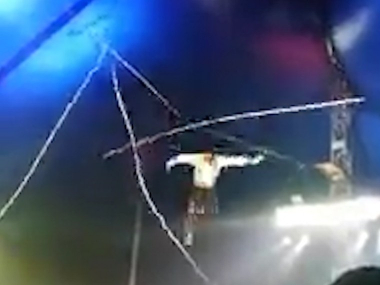 Канатоходец упал во время циркового представления в Братске