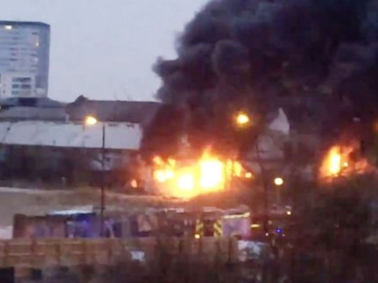 Опубликовано видео мощного пожара в восточном Лондоне