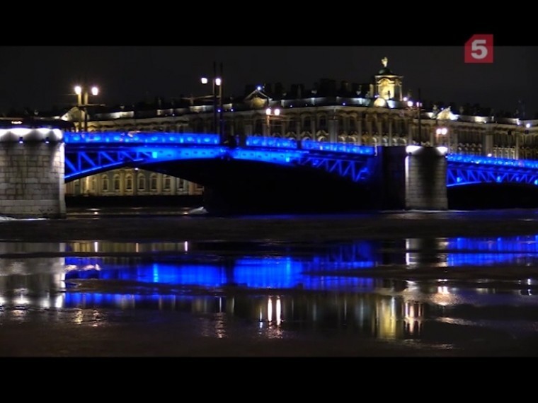 Петербург «зажгли синим» для привлечения внимания к аутизму