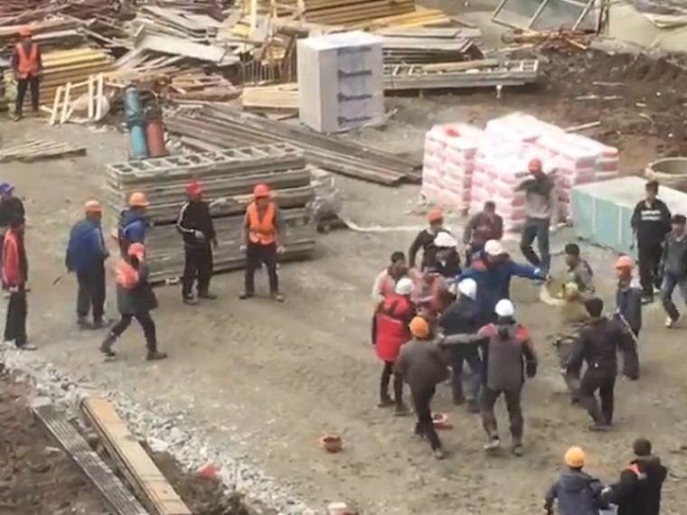 «Шаурму не поделили?» — массовая драка строителей в Краснодаре попала на видео