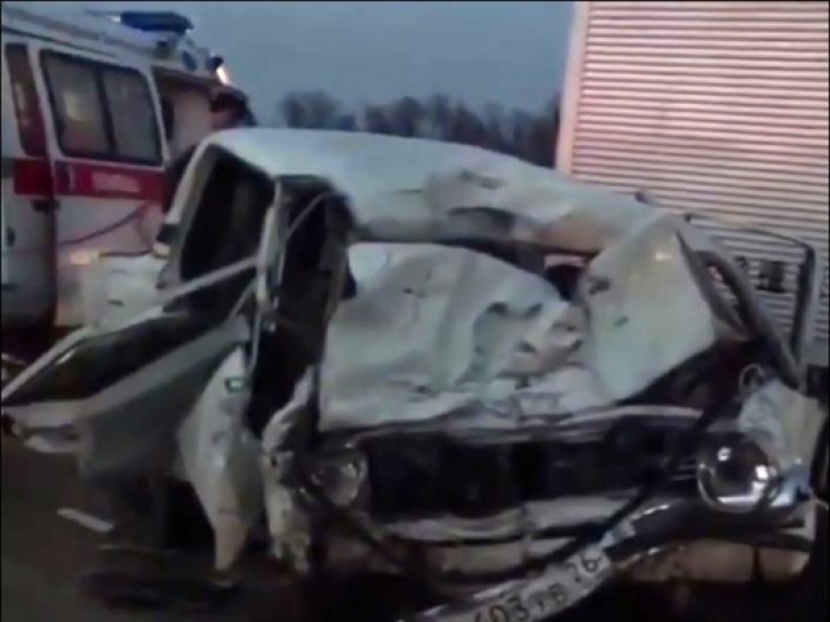 Три человека погибли при лобовом столкновении легковушки с грузовиком на Ставрополье