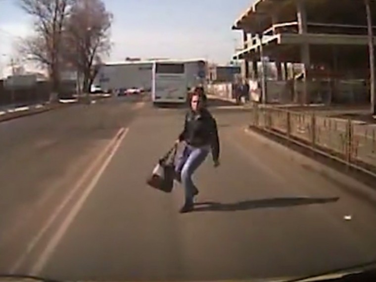 Жительница Подмосковья театрально кинулась под машину во время «подставного» ДТП — видео