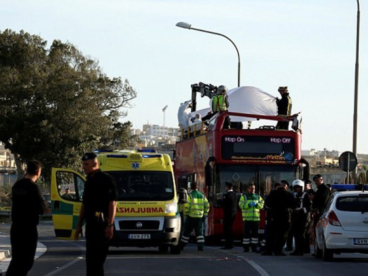 Два человека погибли и около 50 пострадали ДТП с туристическим автобусом на Мальте