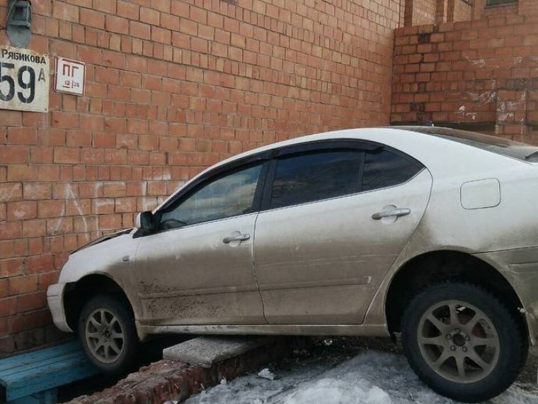 Житель Братска припарковался прямо в стену детской поликлиники — фото