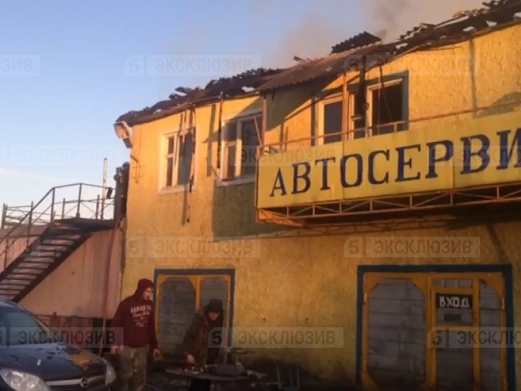 Появились кадры с места пожара в здании автосервиса в Московской области