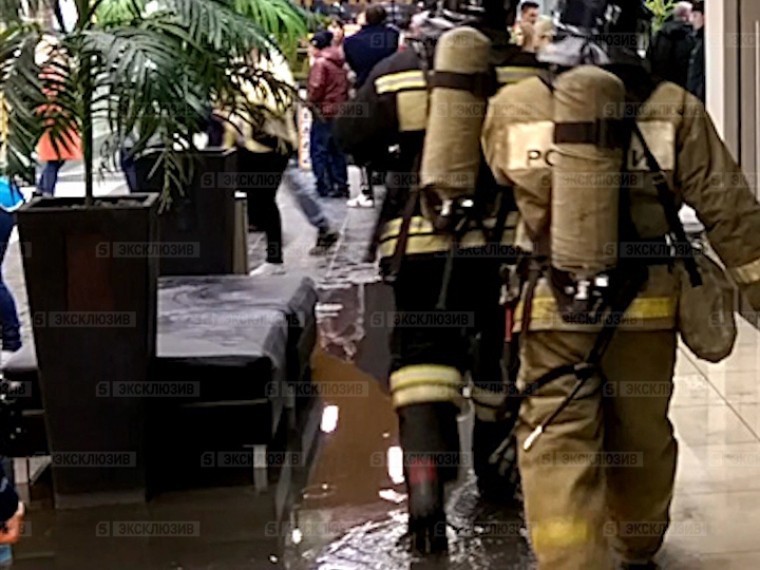 Видео — после обрушения потолка в ТРК «Слон» хлынул поток воды