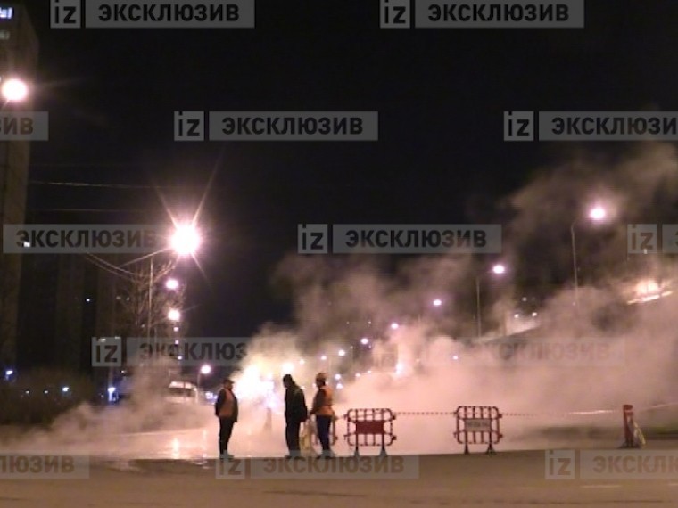 Первое видео с места прорыва трубы в Кировском районе Петербурга