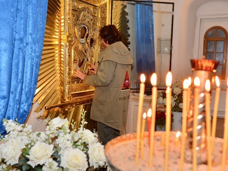 «Хоть не в перьях!» — «массона» Киркорова обвинили в осквернении православной святыни