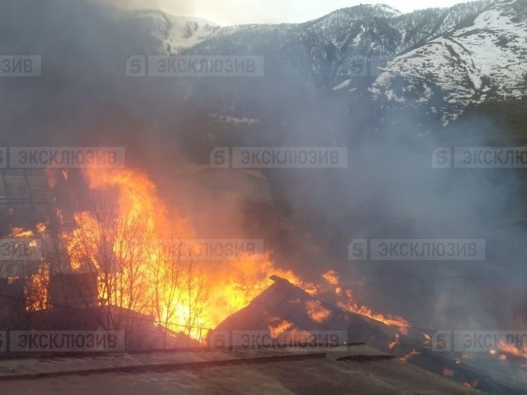 Семь строений охватило пламенем в Дагестане — опубликованы фото