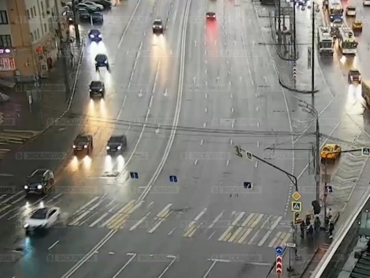 Падение огромного куска шифера на проезжую часть во время урагана в Москве попало на видео