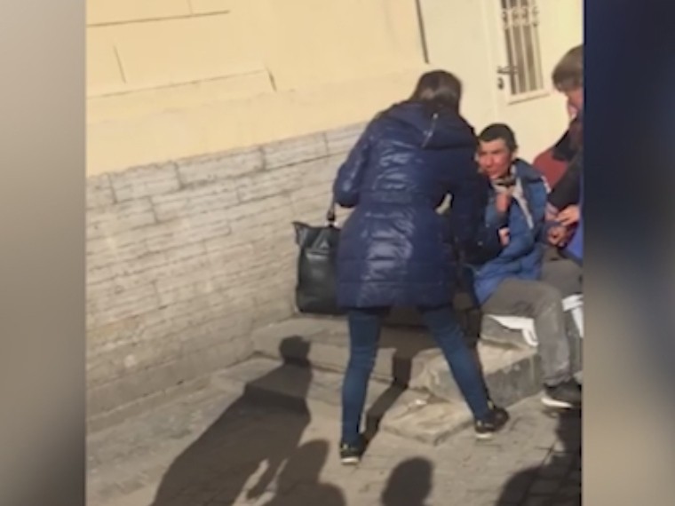 Опубликовано видео с места страшной драки бездомных в центре Петербурга