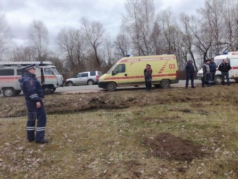 Число жертв в аварии с перевёрнутым автобусом в Тверской области выросло до двух