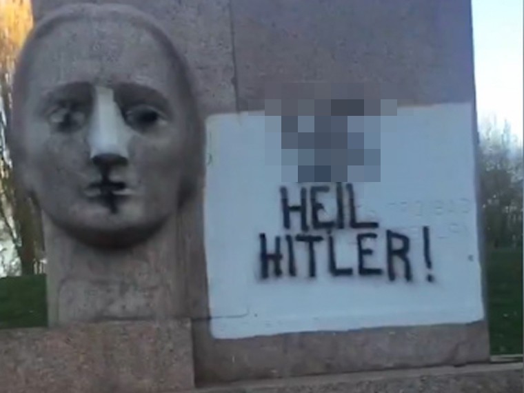Циничные вандалы осквернили монумент Скорбящей матери в Полтаве