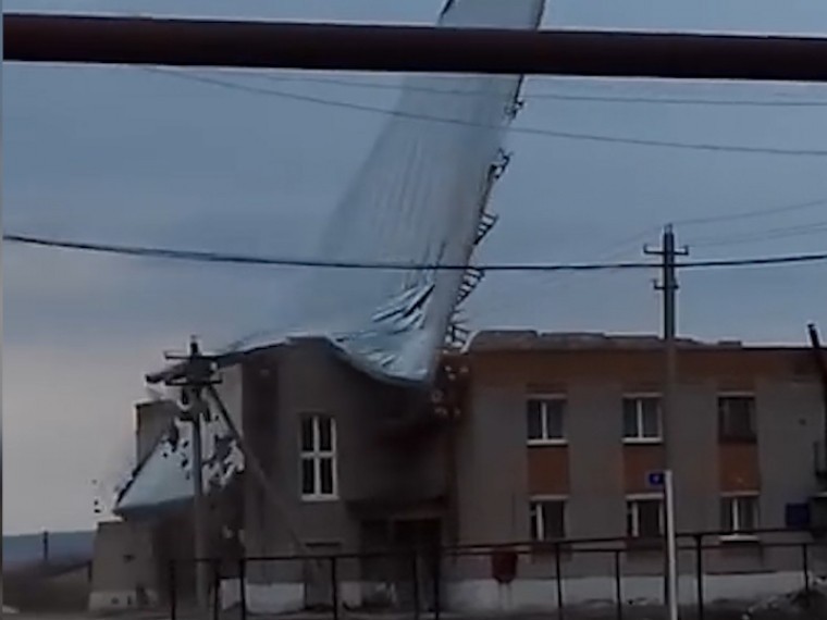 В Самарской области ураганный ветер снёс крышу дома культуры