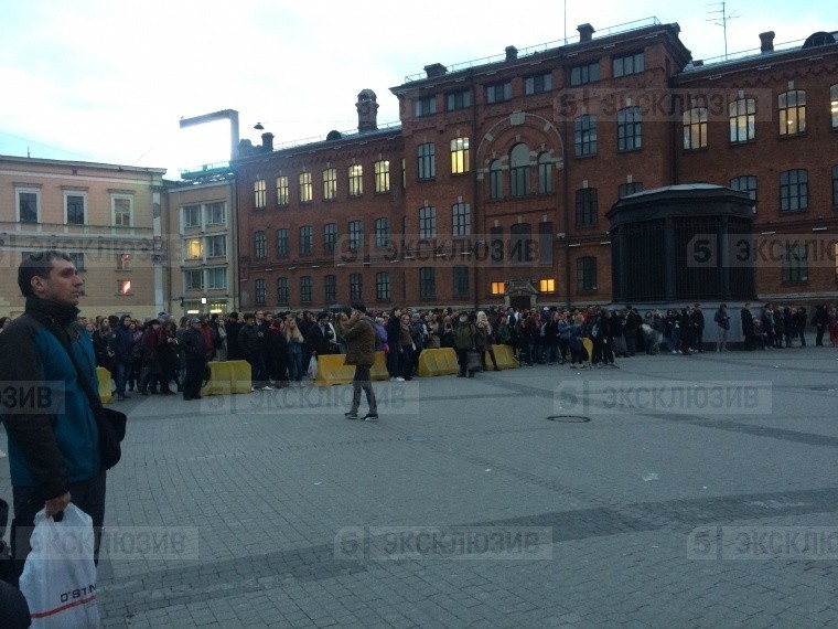 Сотни людей дождались открытия «Галереи» в Петербурге после эвакуации — опубликовано видео