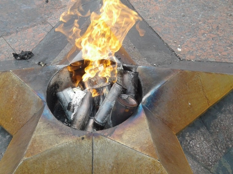 вечный огонь бухара. закидали вечный огонь. вечный огонь на марсовом поле зимой. марсово поле вечный огонь. закидали вечный огонь.