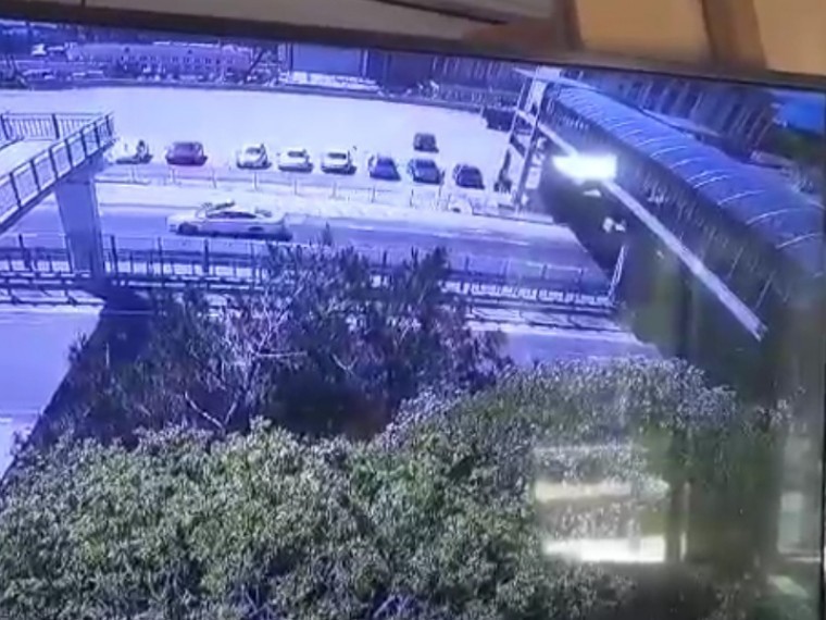 В Краснодарском крае экстремал соскользнул с надземного перехода на проезжающую машину — шокирующее видео