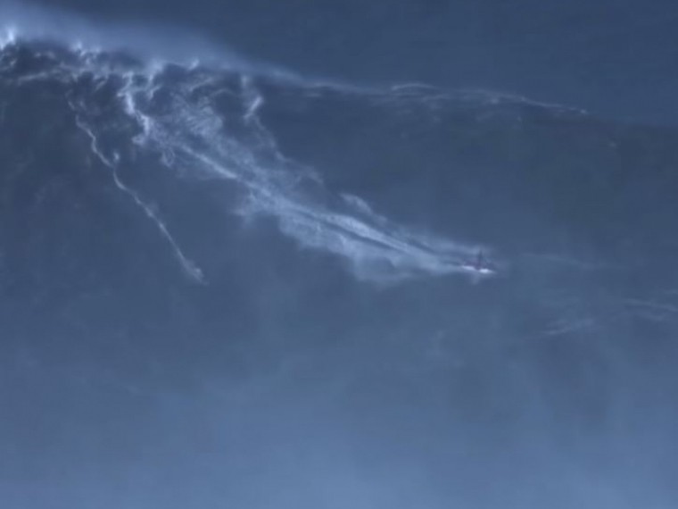 Бразильский сёрфингист покорил 25-метровую волну — опубликовано захватывающее видео