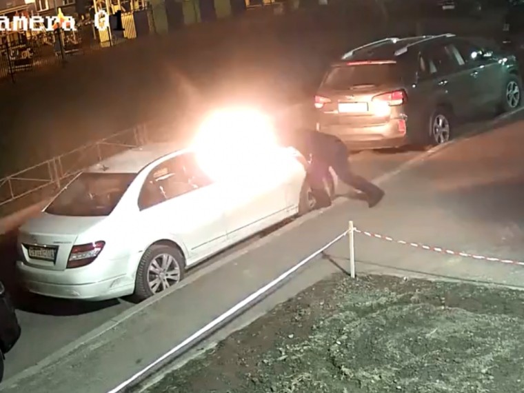 Неловкий поджог иномарки в Приморском районе Петербурга попал на видео
