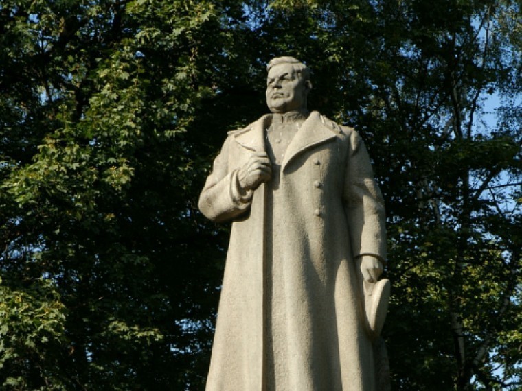 Неизвестные уничтожили памятник Николаю Ватутину на Украине