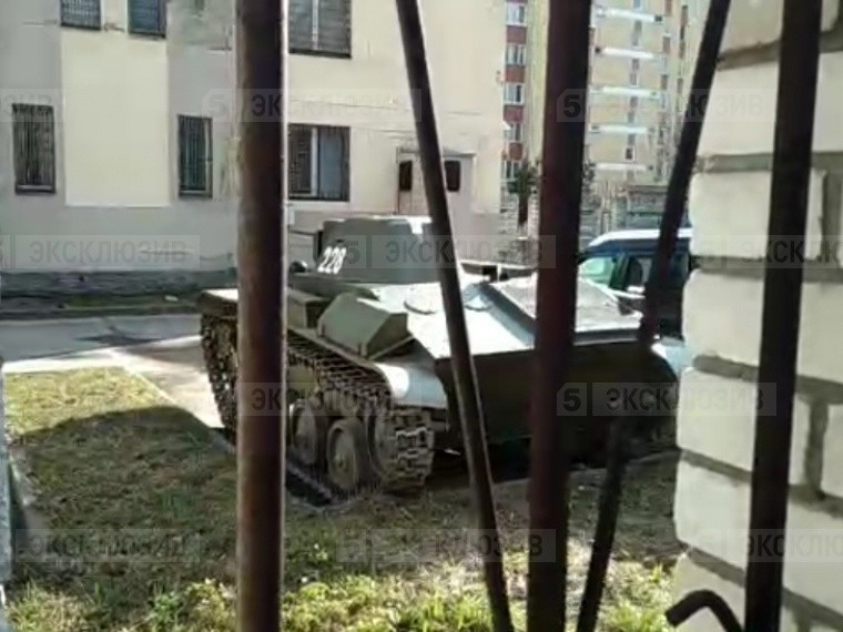 Покалечивший петербуржцев танк отогнали к отделу полиции