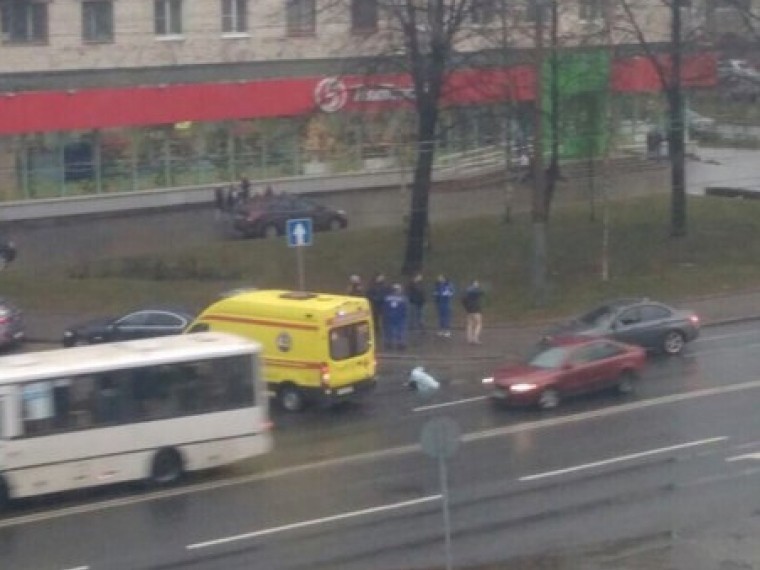 Девушка погибла под колесами автомобиля в Петербурге