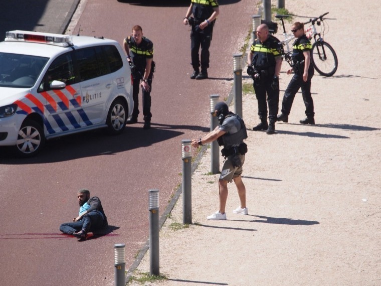 СМИ: преступник с ножом ранил троих прохожих в Нидерландах