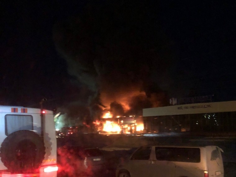 Опубликовано видео пожара в торговом центре в Ноябрьске
