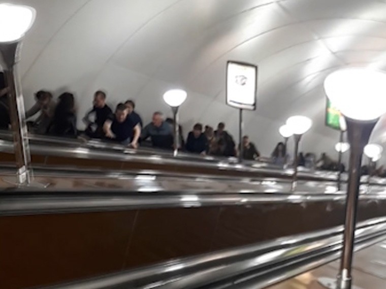 Очевидцы сообщают о распылении газа на станции метро «Гостиный двор»