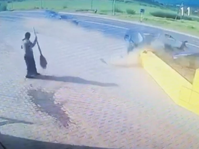 Видео: на запредельной скорости легковушка влетела в бетонный столб в Дагестане
