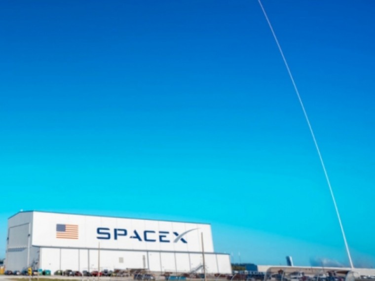 Первая ступень ракеты Falcon 9 приземлилась на платформу в Атлантическом океане