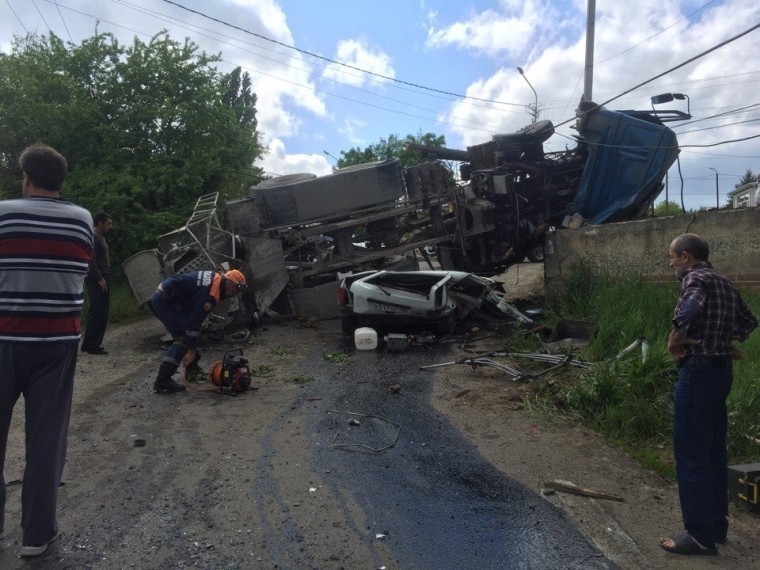 В Ставрополе бетономешалка упала на Ниву — погибли двое