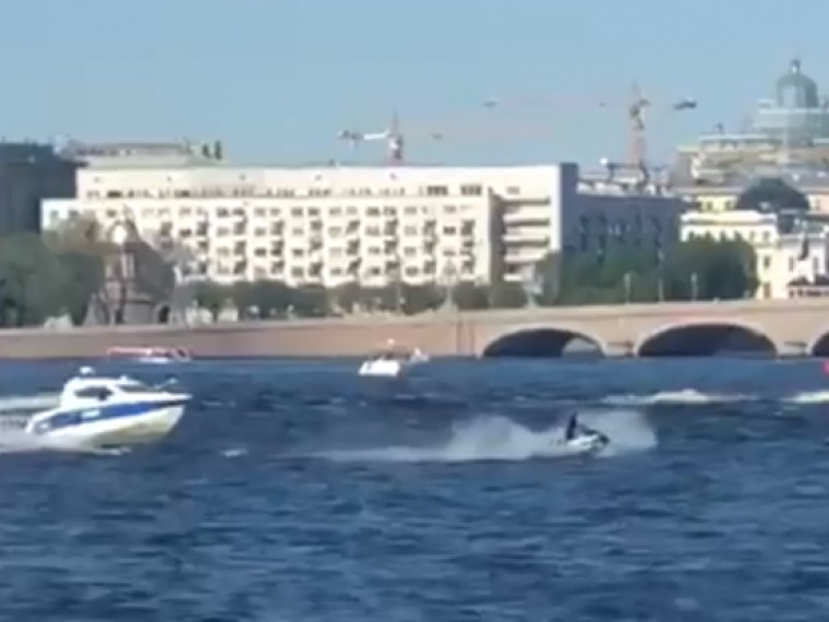 В Петербурге полицейские катера устроили погоню за аквабайкерами