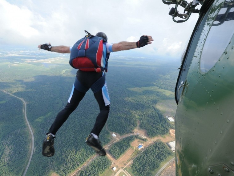 Следователи изучают страшные кадры смертельного падения двух парашютистов