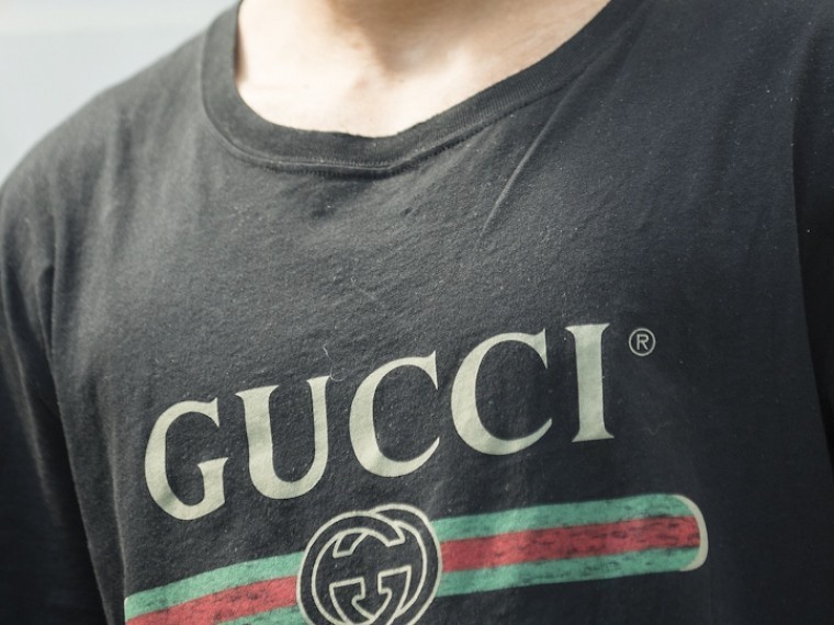 Таможенники в Петербурге «накрыли» шоурум с контрафактной одеждой Gucci и Givenchy