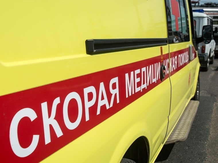 Видео: кирпичная стена около школы в Смоленске упала прямо на подростка