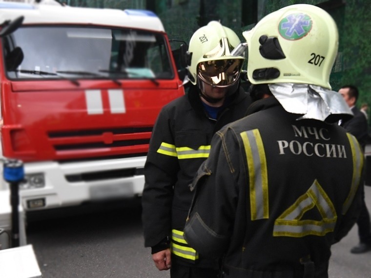 Очевидцы сообщают о пожаре в квартире на Пискаревском проспекте