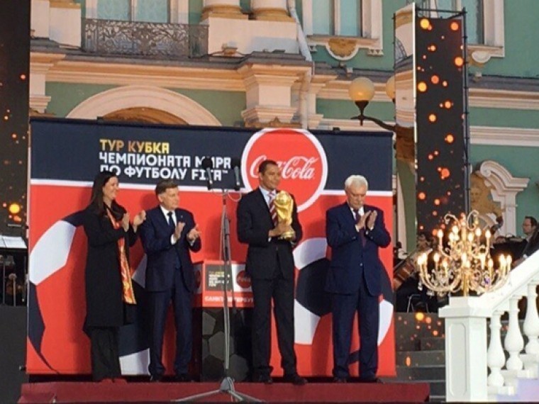 Кубок ЧМ-2018 показали на Дворцовой площади в Петербурге