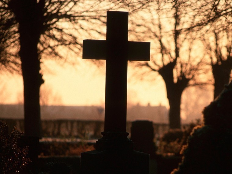 Более 200 надгробий изрисовали свастиками на кладбище в Иллинойсе