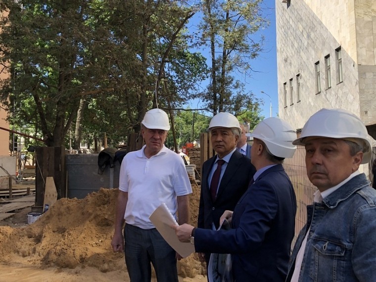 Посол Казахстана проконтролировал реконструкцию павильона страны на ВДНХ