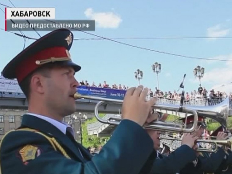 В Хабаровске шумно и браво прошел марш-парад военных оркестров