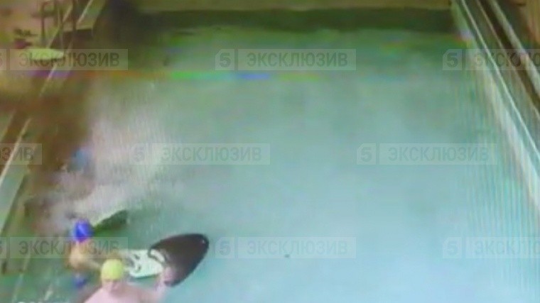 Момент обрушения потолка в детском бассейне Шлиссельбурга попал на видео