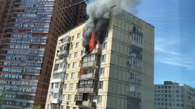 В Москве горит многоэтажка — страшные кадры