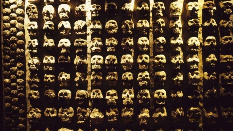 Выяснились жуткие подробности возникновения ацтекской „башни из черепов“ — видео