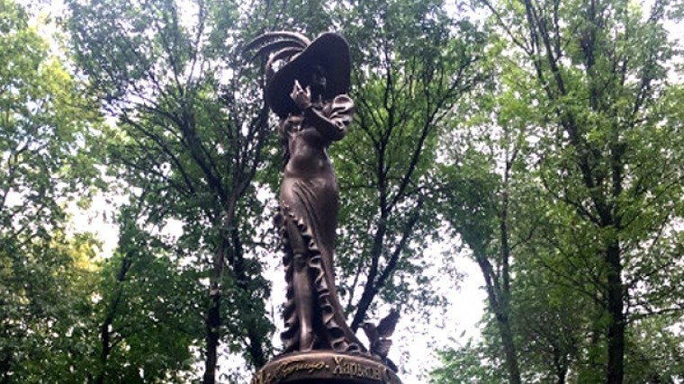 Памятник Людмиле Гурченко открыли в центре Харькова