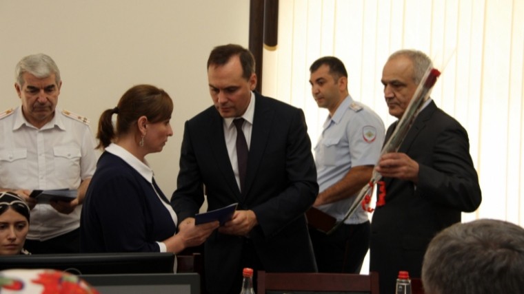 Сертификаты на жилье получили 42 семьи погибших сотрудников МВД Дагестана