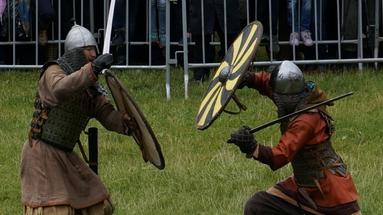 Петербуржцев научили правильно драться на мечах — видео