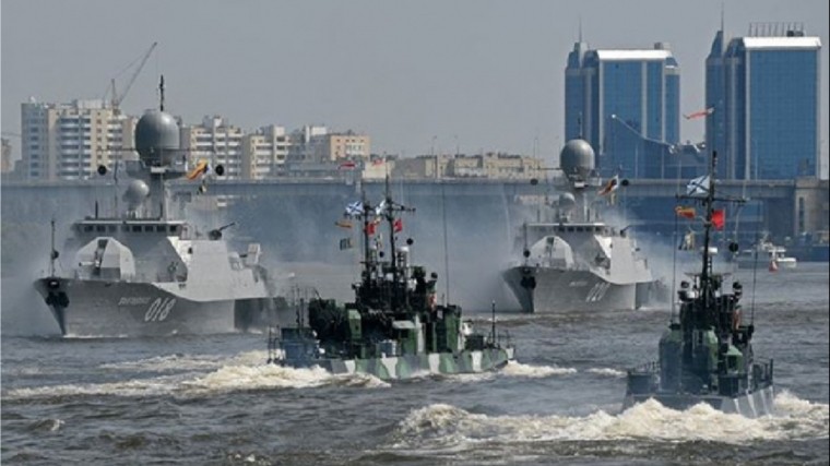 День ВМФ в Астрахани отметили показательными шоу морпехов и «черных беретов»